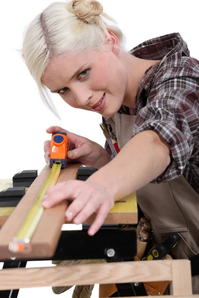 Ženské carpenter, měření. — Stock fotografie