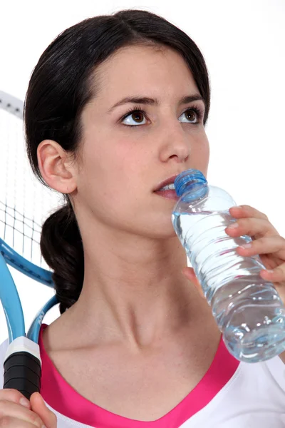 Bere un sorso d'acqua . — Foto Stock
