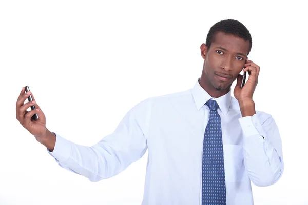 Hombre pasando dos llamadas telefónicas — Foto de Stock