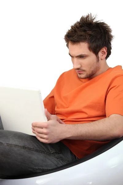 Κατσούφιασμα άνθρωπος χρησιμοποιώντας το laptop του — Φωτογραφία Αρχείου