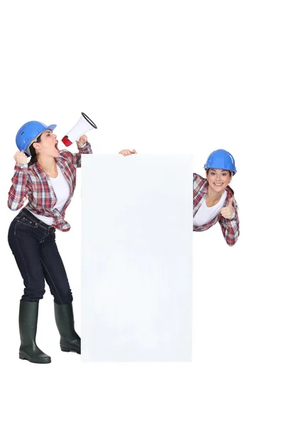 Costruttore femminile con poster e megafono — Foto Stock