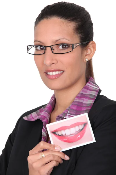Mulher segurando uma foto de lábios em sua boca — Fotografia de Stock