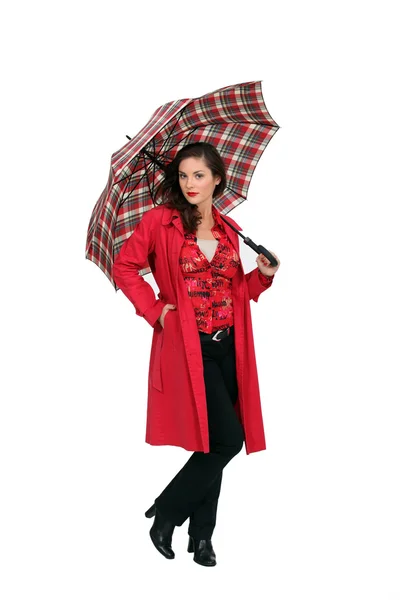 Uma mulher na moda segurando um guarda-chuva — Fotografia de Stock