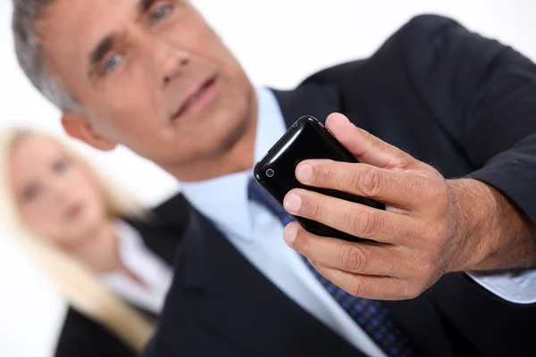 휴대 전화와 스마트 남자 복용 그림 — 스톡 사진
