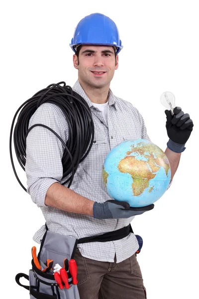 Ремесленник держит лампочку и глобус — стоковое фото