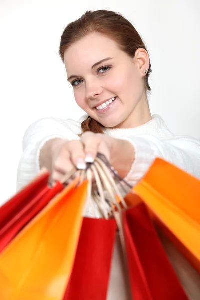 Mujer sosteniendo un montón de bolsas de compras — Foto de Stock
