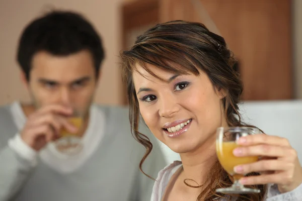 Couple drinking orange juice — Stock Photo, Image