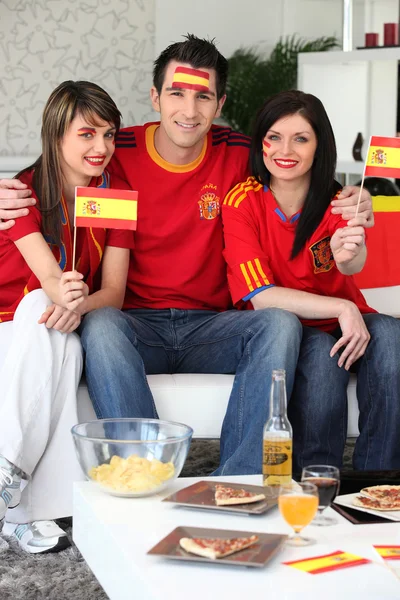 Группа друзей, поддерживающих испанскую футбольную команду — стоковое фото