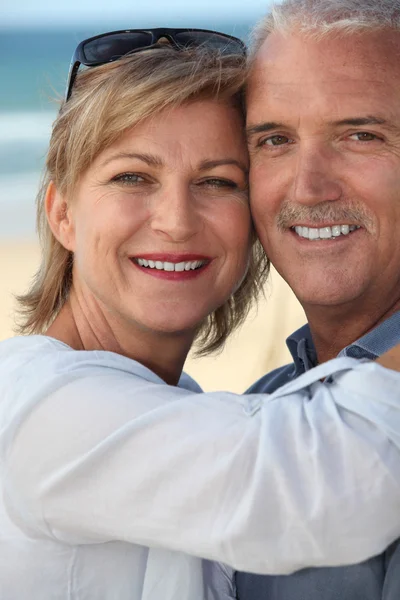 ビーチで幸せな成熟したカップル — ストック写真