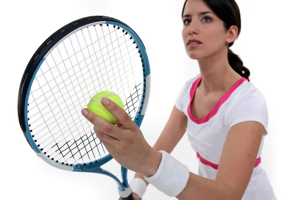 Tennisspielerin vor dem Aufschlag — Stockfoto