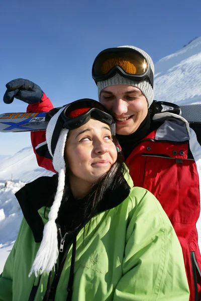Junge und Mädchen im Skigebiet — Stockfoto