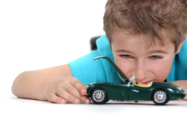Menino brincando com brinquedo carro — Fotografia de Stock