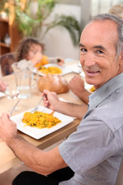 Family eating paella — Stock Photo, Image
