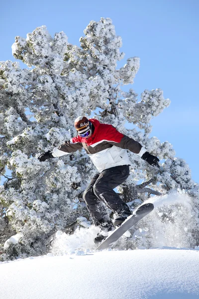 Homem realizando salto no snowboard — Fotografia de Stock