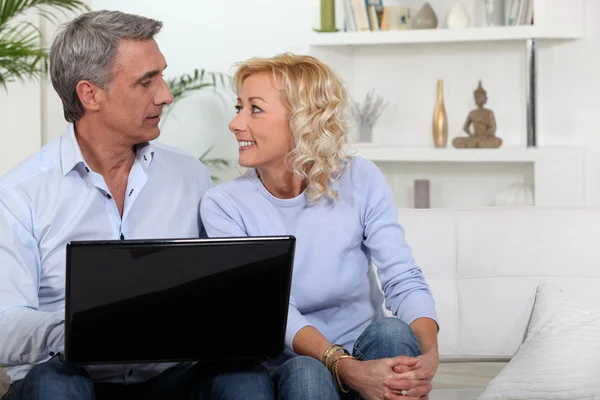 Älteres Paar mit Computer — Stockfoto