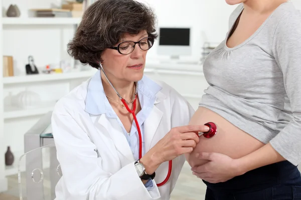 Zwangere vrouw met arts — Stockfoto