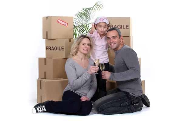 Glad familj flytt — Stockfoto