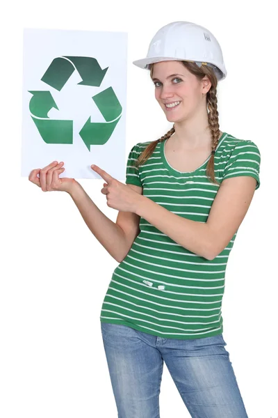 Mulher com capacete e cartaz de reciclagem — Fotografia de Stock