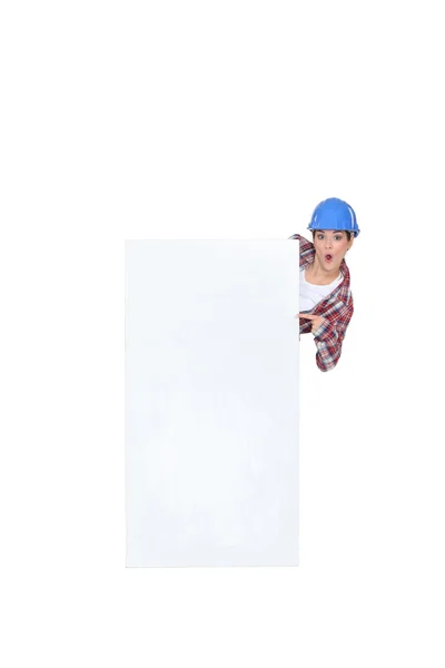 Trabalhador da construção com uma placa em branco — Fotografia de Stock