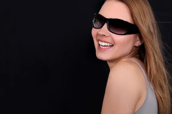 Perfil da mulher usando óculos de sol — Fotografia de Stock