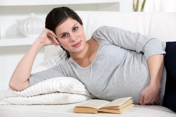 Zwangere vrouw lezen in bed — Stockfoto