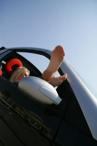 Donna bionda rilassante in auto decappottabile — Foto Stock
