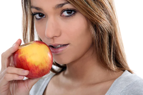 年轻性感的女人要吃一个苹果 — 图库照片