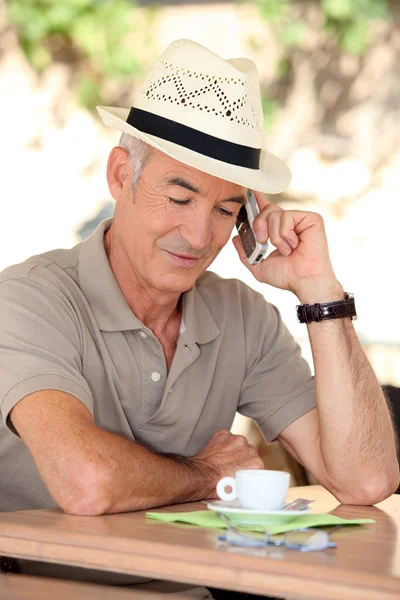 Telefon ile şapka adam — Stok fotoğraf