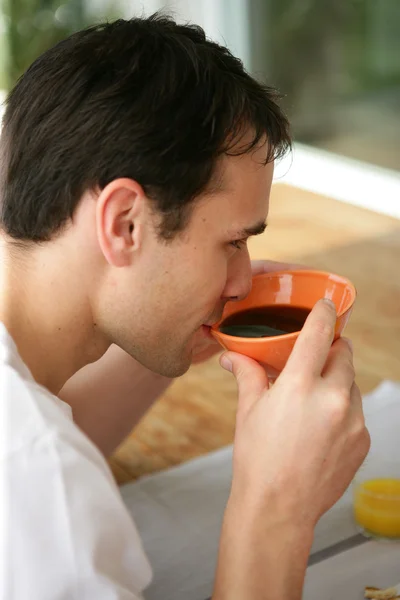 Man die ochtendkoffie drinkt — Stockfoto