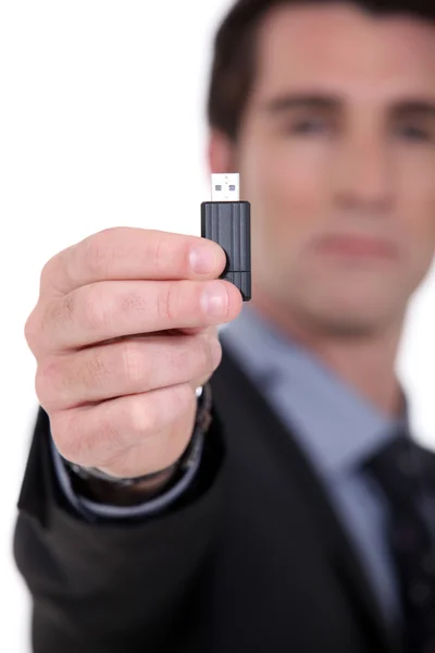Бизнесмен с USB-ключом — стоковое фото
