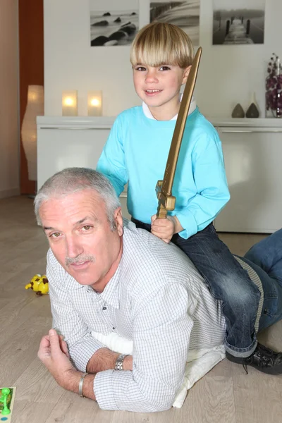 Apa és fia együtt játszanak. — Stock Fotó