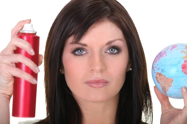 Mujer sosteniendo un desodorante y un globo —  Fotos de Stock
