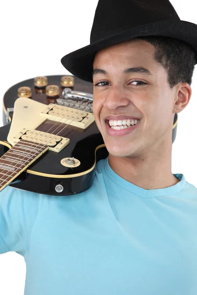 Mieszanej rasy nastolatek z gitara elektryczna — Zdjęcie stockowe