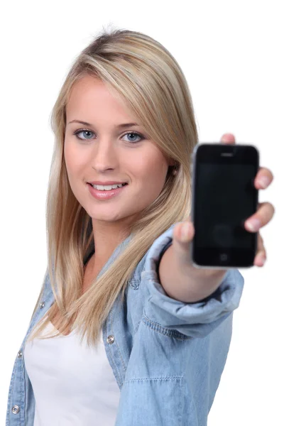 Jovem mostrando telefone — Fotografia de Stock