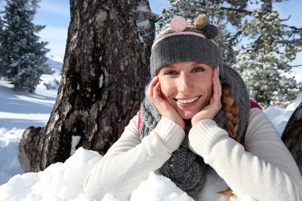 Glad kvinna på en solig vinterdag — Stockfoto