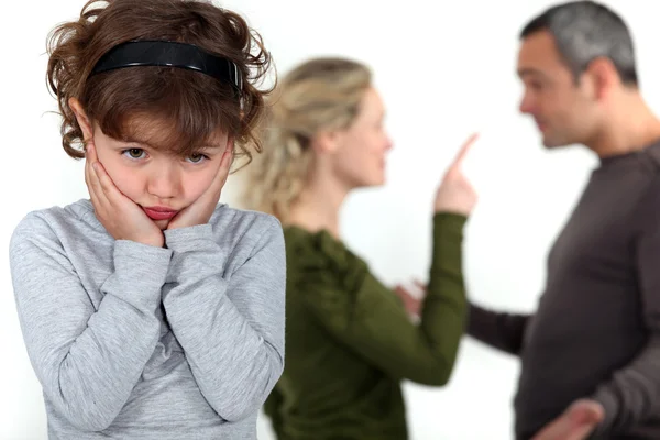 Roztomilá holčička zoufalý nad hádky rodičů — Stock fotografie