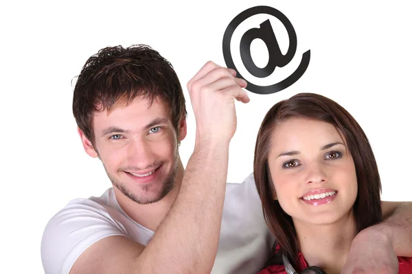 Couple avec symbole email — Photo