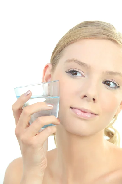 Blond kvinna med glas vatten för att möta — Stockfoto