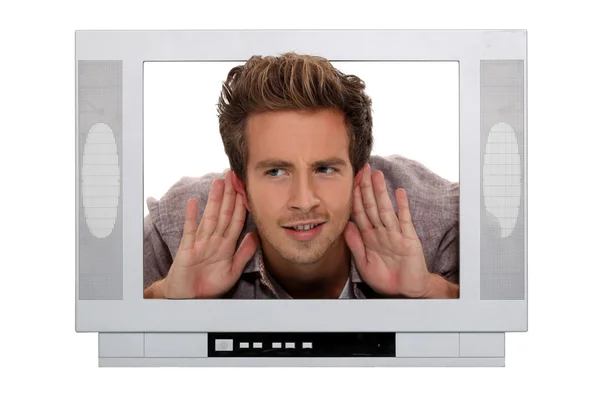 Muž uvízl v televizní obrazovce a snaží se slyšet — Stock fotografie
