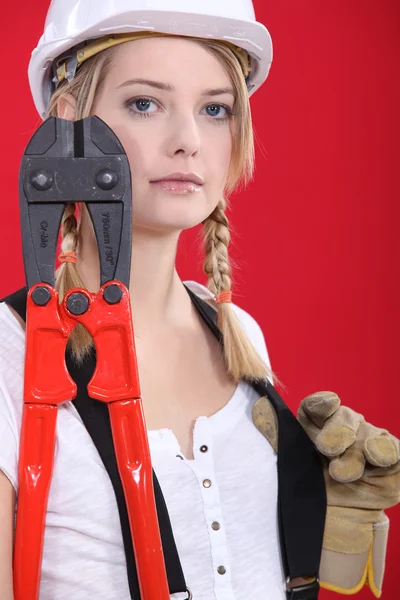 Trabalhadora feminina manual segurando cortadores industriais — Fotografia de Stock