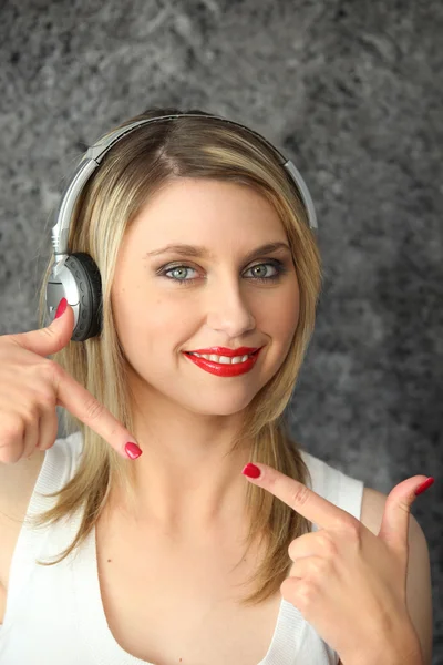 Woman listening to music on headphones — Stock Photo, Image