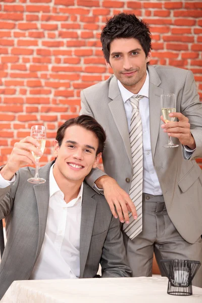 Deux hommes grillent au champagne — Photo