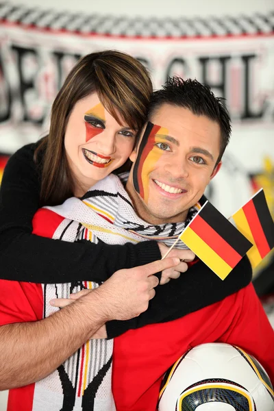 Άνδρας και γυναίκα, υποστήριξη της ομάδας του γερμανικού ποδοσφαίρου — Φωτογραφία Αρχείου