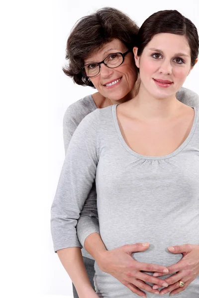 Mother stood with pregnant daughter — Stock Photo, Image