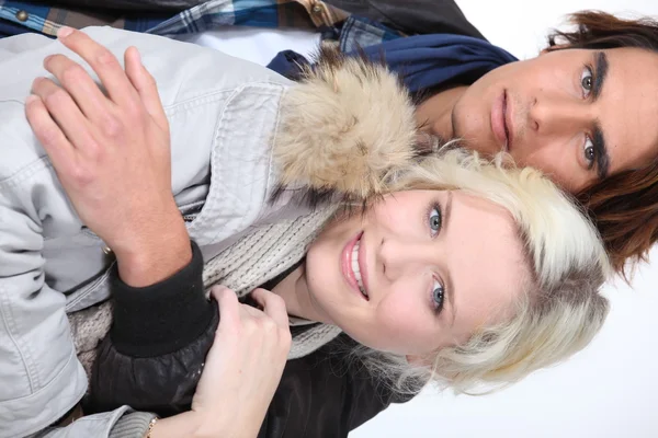 Atractiva pareja con abrigos de invierno — Foto de Stock