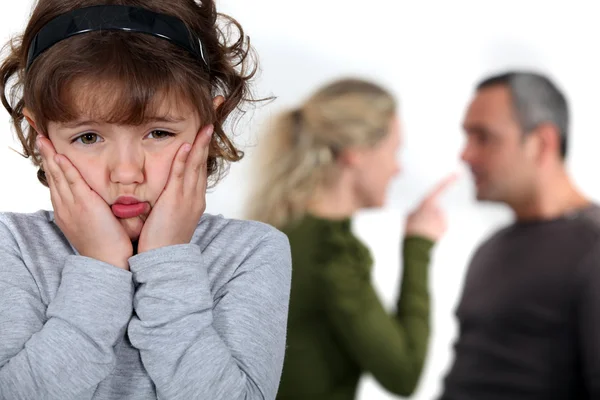 Liten flicka upprörda föräldrar bråkar — Stockfoto