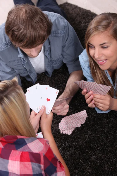 Adolescente jogar cartas — Fotografia de Stock