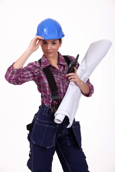 Ung kvinnlig arbetare håller talkie walkie och plan — Stockfoto