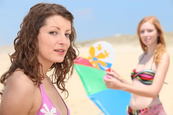 Twee tienermeisjes op het strand — Stockfoto