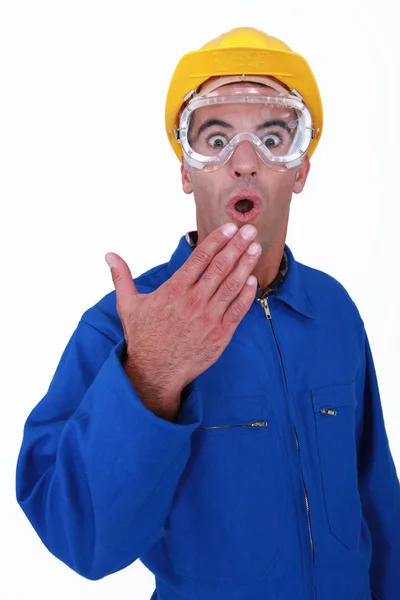 Trabalhador manual chocado usando óculos de segurança — Fotografia de Stock